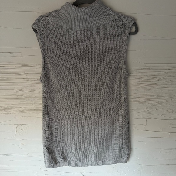 Aritzia | Babaton Silk Blend Sleeveless Turtleneck | Size XS (Relaxed Fit) - Picture 6 of 9